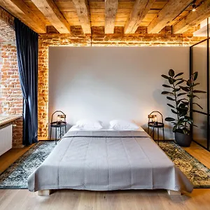 https://onlviv-apartments-rynok-square-18.hotelslviv.net